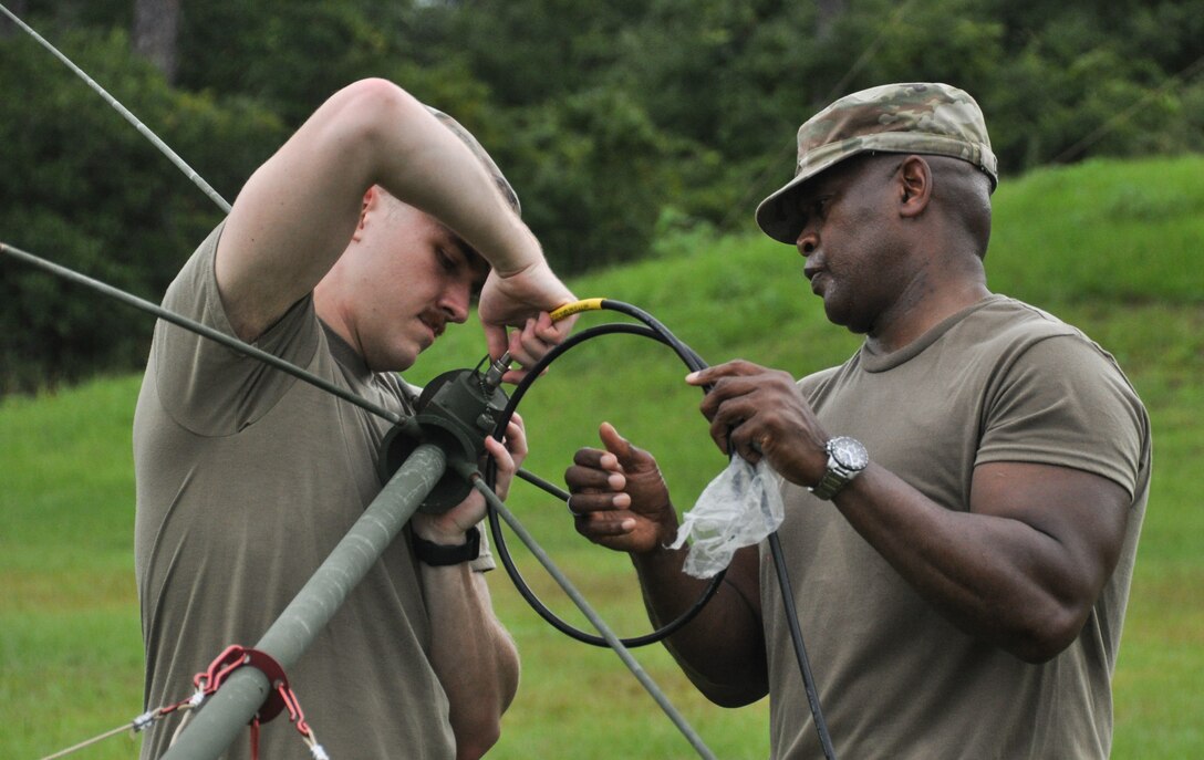 350th CACOM Army Reserve Soldiers train on antenna emplacement