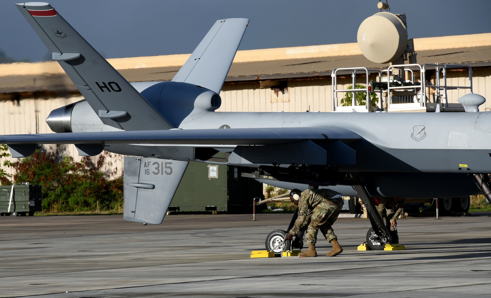 MARINE CORPS AIR STATION, Hawaii (July 25, 2022) U.S. Air Force Senior Airman Dwain Tribble, 49th Aircraft Maintenance Squadron weapons load crew member, removes chalks prior to take off during Rim of the Pacific (RIMPAC) 2022, July 25, at Marine Corps Air Station, Hawaii.