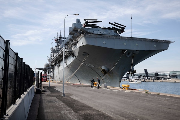 (Aug. 5, 2022) The Wasp-class amphibious assault ship USS Kearsarge (LHD 3) moors in port in Helsinki, Finland Aug. 5, 2022. The Kearsarge Amphibious Ready Group and embarked 22nd Marine Expeditionary Unit, under the command and control of Task Force 61/2, is on a scheduled deployment in the U.S. Naval Forces Europe area of operations, employed by U.S. Sixth Fleet to defend U.S., allied and partner interests. (U.S. Navy photo by Mass Communication Specialist 2nd Class Jesse Schwab)