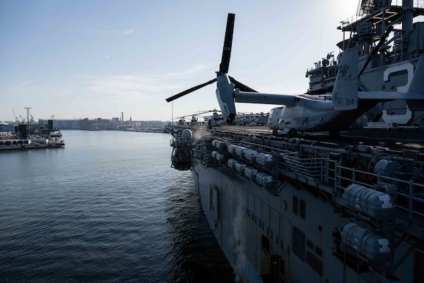 (Aug. 5, 2022) The Wasp-class amphibious assault ship USS Kearsarge (LHD 3) pulls into port in Helsinki, Finland Aug. 5, 2022. The Kearsarge Amphibious Ready Group and embarked 22nd Marine Expeditionary Unit, under the command and control of Task Force 61/2, is on a scheduled deployment in the U.S. Naval Forces Europe area of operations, employed by U.S. Sixth Fleet to defend U.S., allied and partner interests. (U.S. Navy photo by Mass Communication Specialist 2nd Class Jesse Schwab)