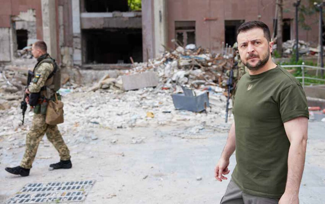 Volodymyr Zelensky visits Mykolaiv and Odessa regions on June 18, 2022, amid infrastructure ruins and civilian and military deaths (President of Ukraine)