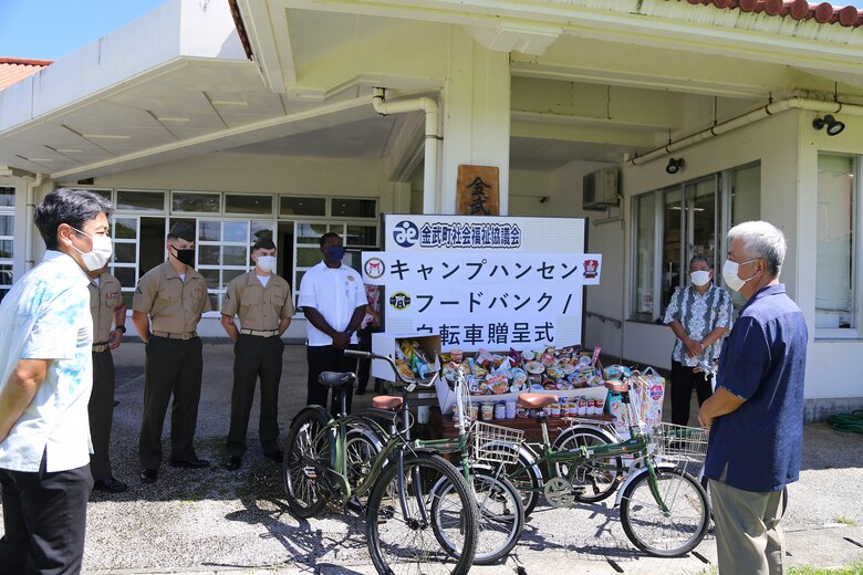 ８月９日に金武町総合福祉センターにて海兵隊キャンプハンセン基地に駐屯する第５航空艦砲連絡中隊（ANGLICO）所属のパトリック・ハモンド上等兵とニコラス・ロンキロ上等兵がキャンプハンセン近くのスーパーで購入した抱えきれないぐらいの食料やおむつを寄付しました。また、彼ら以外の海兵隊員が寄付した食べ物や、キャンプハンセン基地からは嘉陽基地渉外官が中心となり集めた放置自転車を基地従業員の比嘉氏が丁寧に整備した自転車４台が寄付されました。