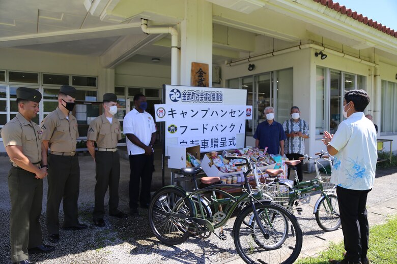 ８月９日に金武町総合福祉センターにて海兵隊キャンプハンセン基地に駐屯する第５航空艦砲連絡中隊（ANGLICO）所属のパトリック・ハモンド上等兵とニコラス・ロンキロ上等兵がキャンプハンセン近くのスーパーで購入した抱えきれないぐらいの食料やおむつを寄付しました。また、彼ら以外の海兵隊員が寄付した食べ物や、キャンプハンセン基地からは嘉陽基地渉外官が中心となり集めた放置自転車を基地従業員の比嘉氏が丁寧に整備した自転車４台が寄付されました。