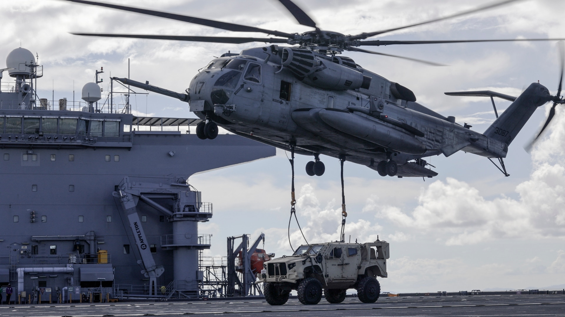 31st MEU Conducts JLTV Shore-to-Ship Heavy Lift