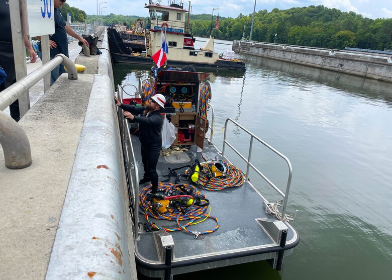 Nashville District Diver Shaun Apger speaks with Nashville District and Huntington District engineers in preparation for the stop log resetting at Cheatham Lock in Ashland City, TN.