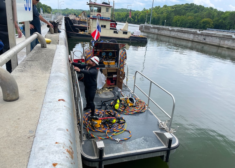 Nashville District Diver Shaun Apger speaks with Nashville District and Huntington District engineers in preparation for the stop log resetting at Cheatham Lock in Ashland City, TN.