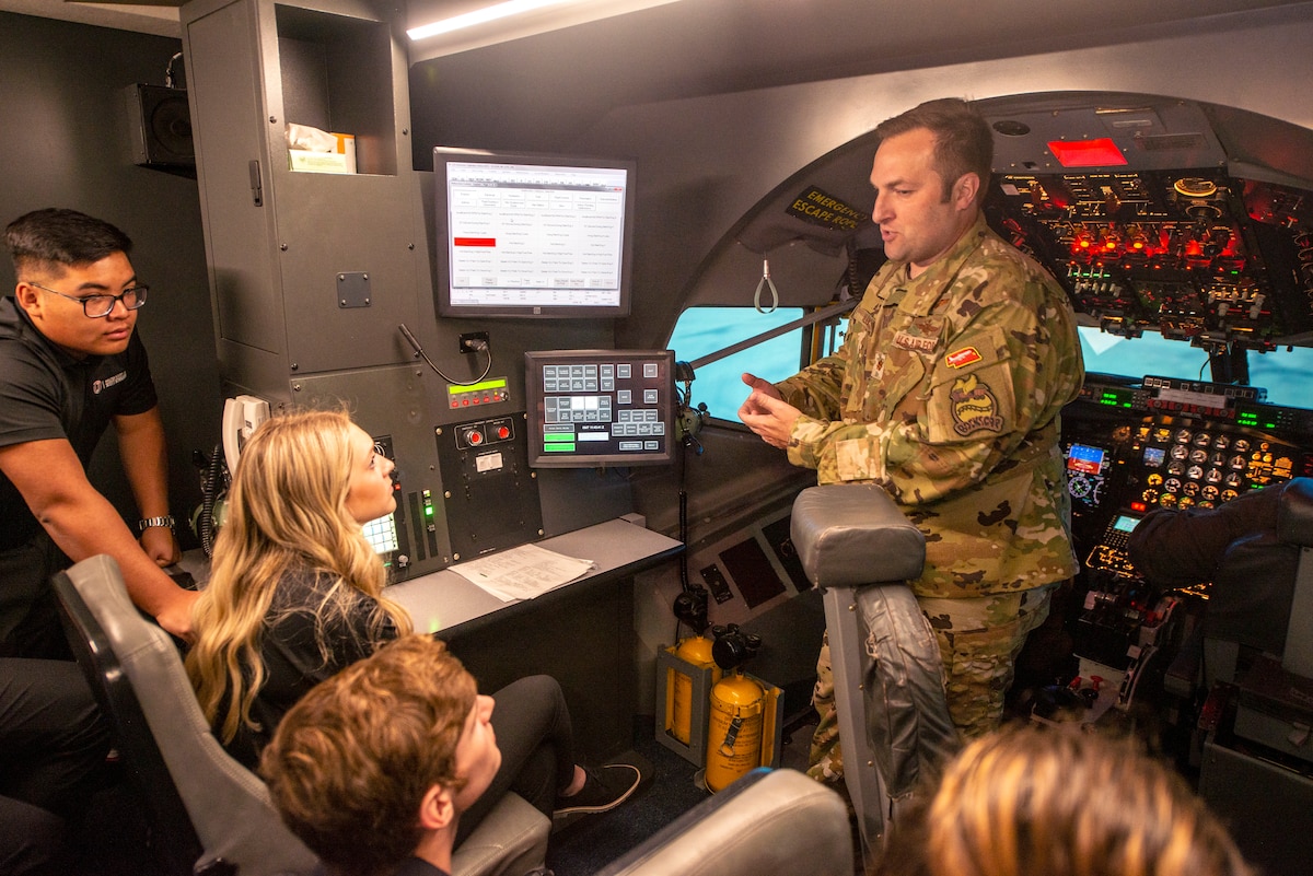 students listen to Air Force Major talking about landing SRC-135 while in flight simulator