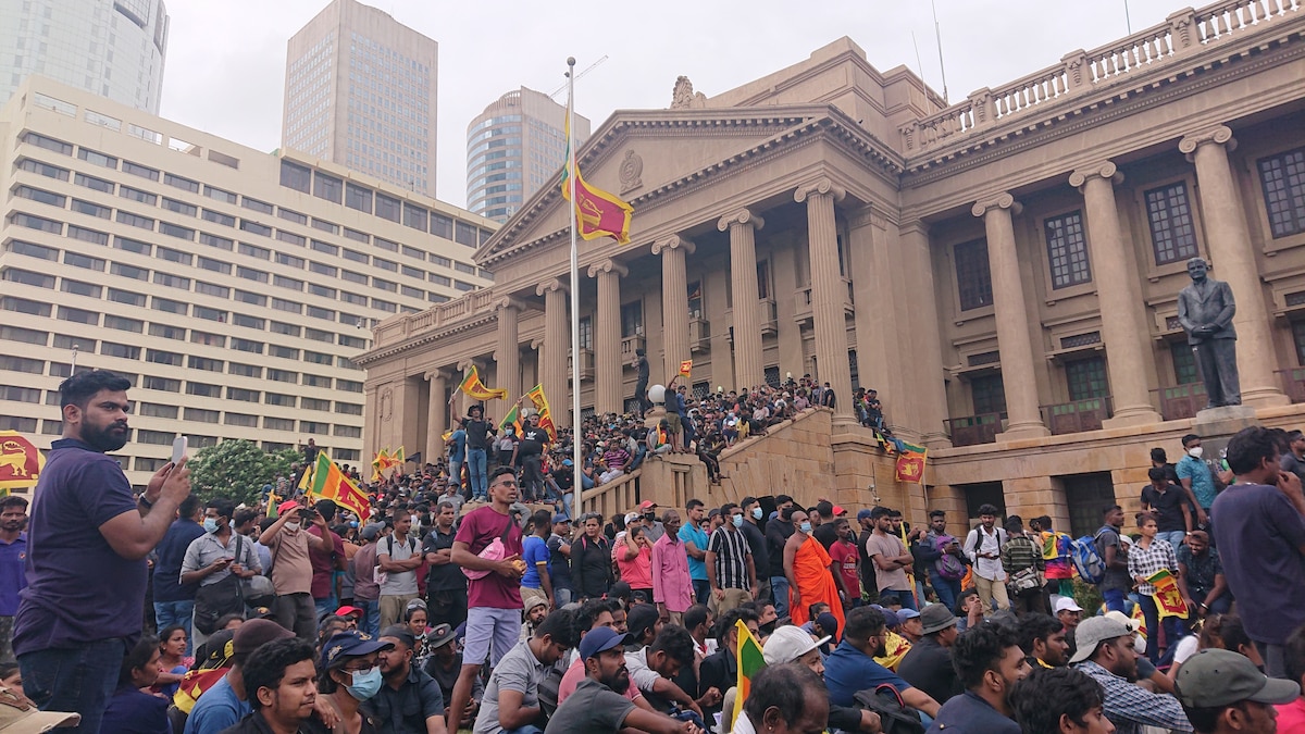 Protesters at the Presidential Secretariat in Colombo on 9 July 2022