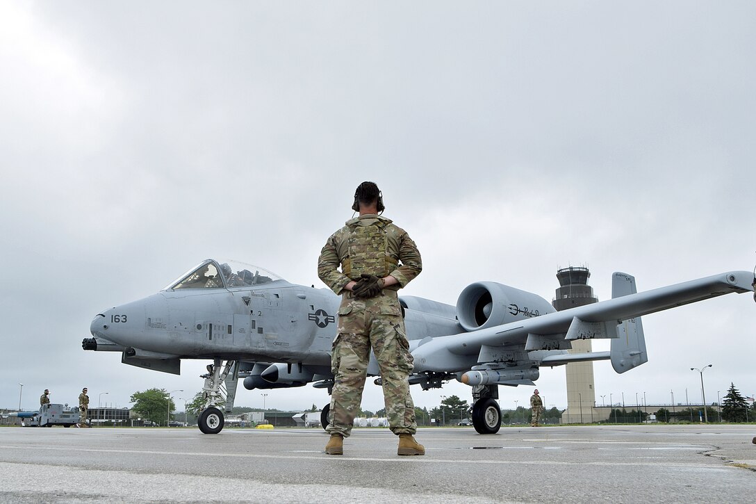 A U. S. Air Force Airman from the 127th Aircraft Maintenance Squadron, Selfridge Air National Guard Base, (SANGB) Mich., performs Agile Combat Employment (ACE) training while marshaling an A-10 Thunderbolt II also from SANGB during an Integrated Combat Turn (ICT) during Northern Agility 22-2/Northern Strike 22, at Cherry Capital Airport in Traverse City, Mich., Aug. 8, 2022.