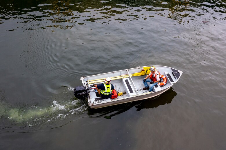 Crewmembers with the U.S. Army Corps of Engineers Medium Capacity Fleet perform repairs at the New Cumberland Locks and Dam on the Ohio River in Moraine, Ohio.