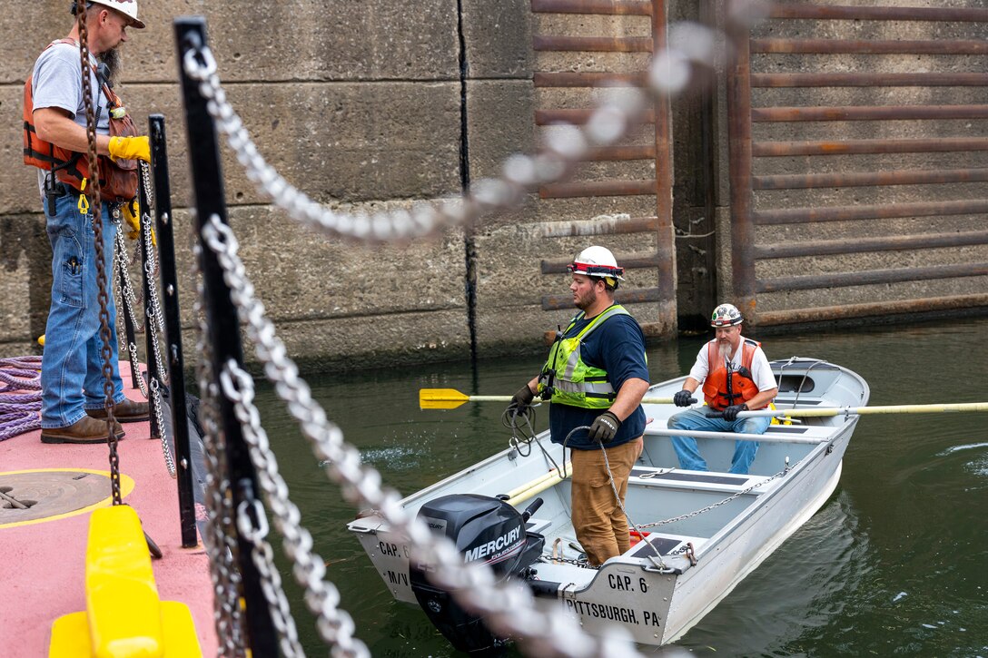 Crewmembers with the U.S. Army Corps of Engineers Medium Capacity Fleet perform repairs at the New Cumberland Locks and Dam on the Ohio River in Moraine, Ohio.