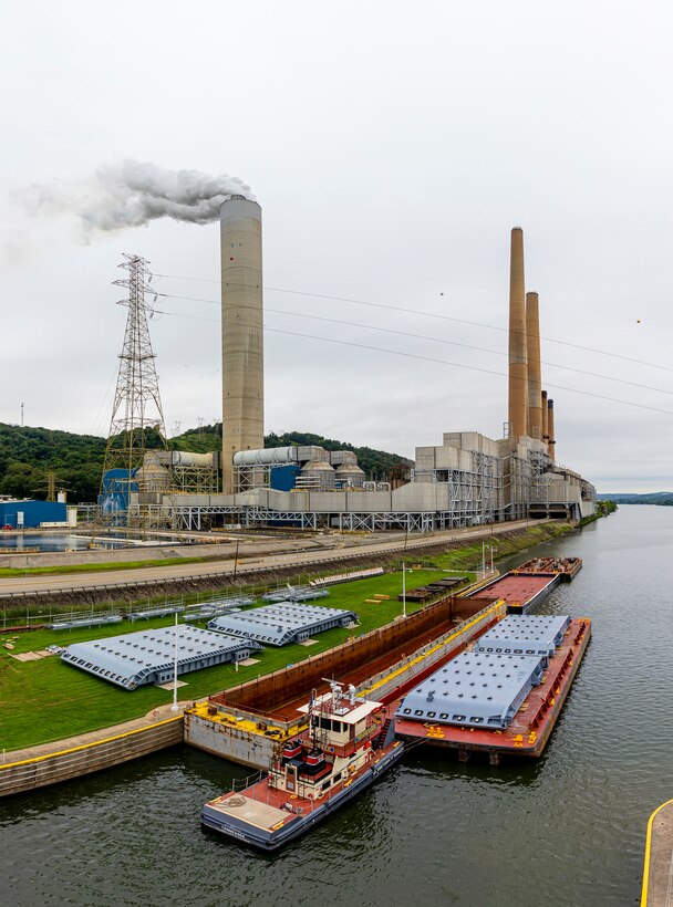Crewmembers with the U.S. Army Corps of Engineers Medium Capacity Fleet perform repairs at the New Cumberland Locks and Dam on the Ohio River in Moraine, Ohio.