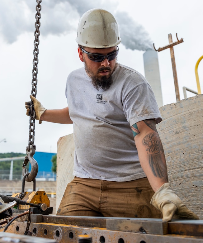 Crewmembers with the U.S. Army Corps of Engineers Medium Capacity Fleet perform repairs at the New Cumberland Locks and Dam on the Ohio River in Moraine, Ohio.