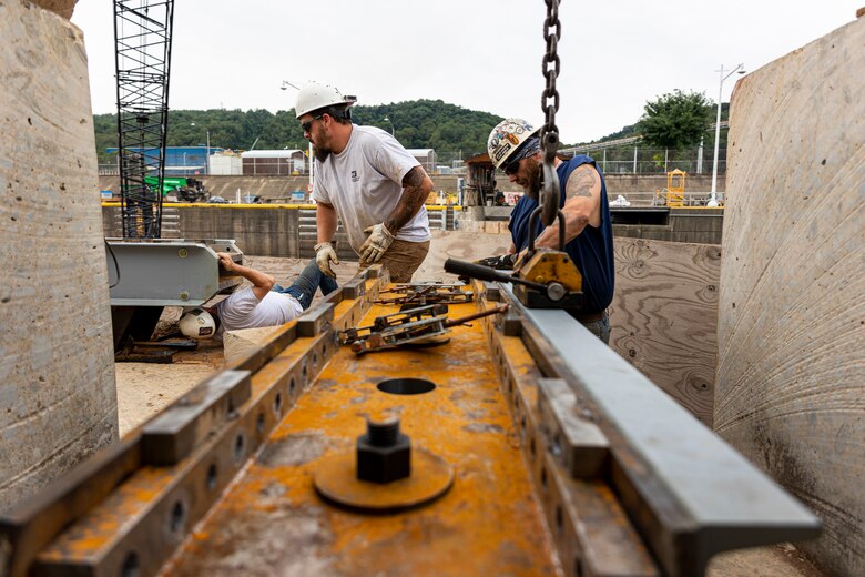 Crewmembers with the U.S. Army Corps of Engineers Medium Capacity Fleet perform repairs at the New Cumberland Locks and Dam on the Ohio River in Moraine, Ohio.