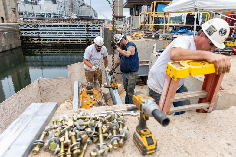 Crewmembers with the U.S. Army Corps of Engineers Medium Capacity Fleet perform repairs at the New Cumberland Locks and Dam on the Ohio River in Moraine, Ohio.