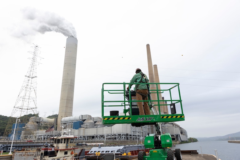 Crewmembers with the U.S. Army Corps of Engineers Medium Capacity Fleet perform repairs at the New Cumberland Locks and Dam on the Ohio River in Moraine, Ohio.