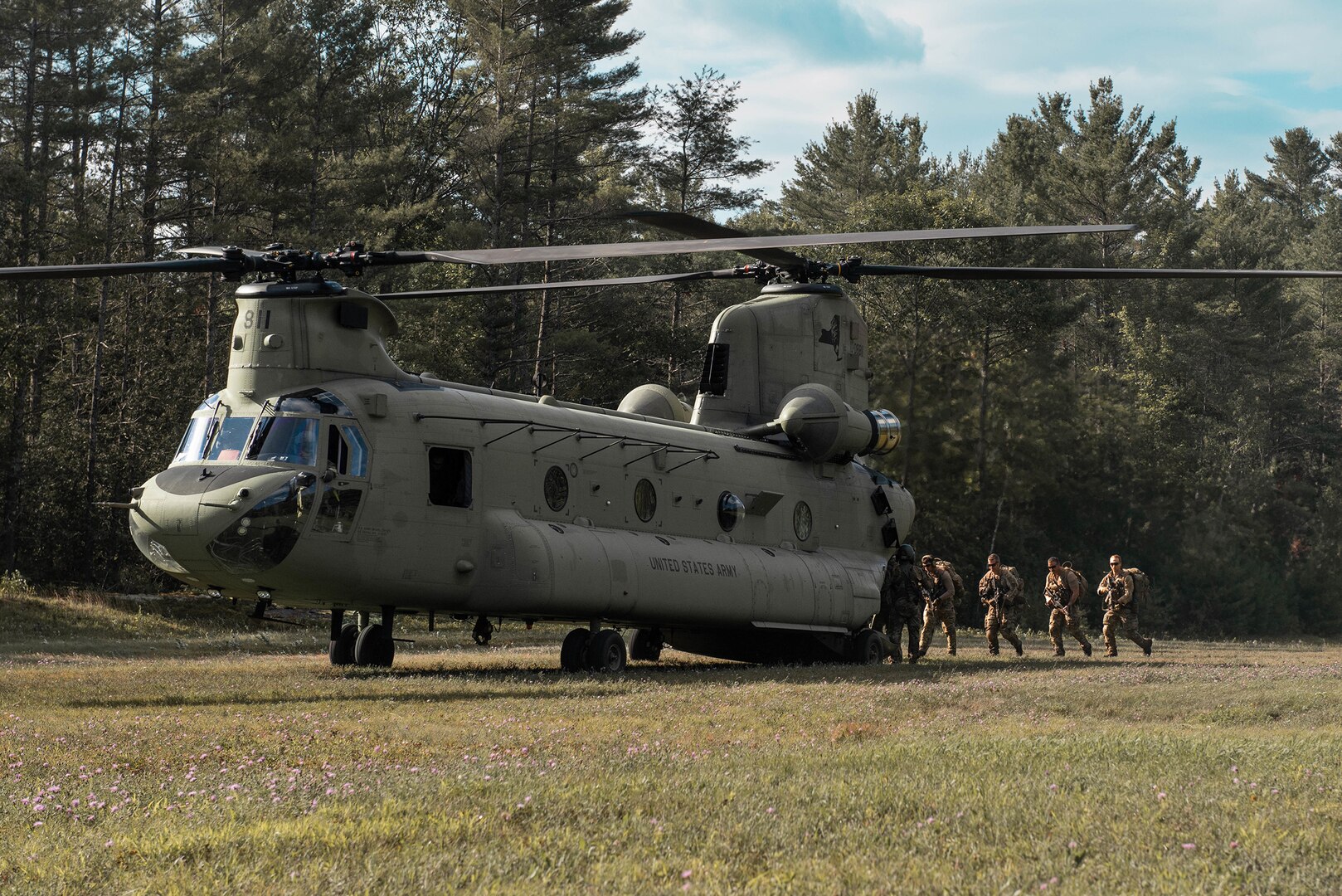 Airmen assigned to the New York Air National Guard’s 274th Air Support Operations Squadron based in Syracuse, part of the 107th Attack Wing board a CH-47F Chinook helicopter from the New York National Guard’s Bravo Company, 3rd Battalion, 126th Aviation, during a tactical air control party training procedure in Upstate New York, Aug. 7, 2022.