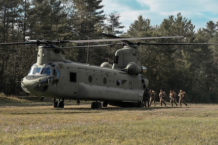 Airmen assigned to the New York Air National Guard’s 274th Air Support Operations Squadron based in Syracuse, part of the 107th Attack Wing board a CH-47F Chinook helicopter from the New York National Guard’s Bravo Company, 3rd Battalion, 126th Aviation, during a tactical air control party training procedure in Upstate New York, Aug. 7, 2022.