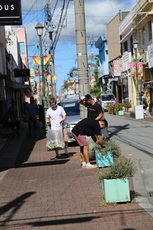 第３海兵連隊第３大隊３０名が８月１９日に沖縄県国頭郡金武町アクティブパーク周辺の美化清掃活動を行いました。
