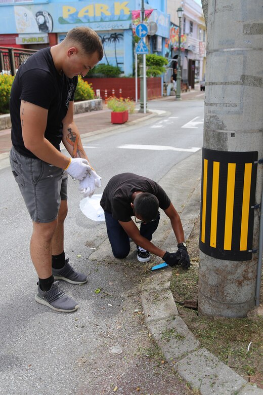 第３海兵連隊第３大隊３０名が８月１９日に沖縄県国頭郡金武町アクティブパーク周辺の美化清掃活動を行いました。