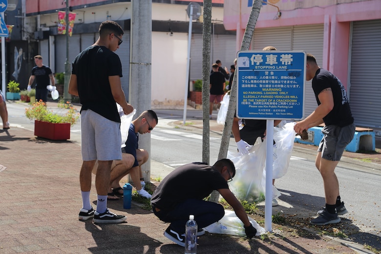 第３海兵連隊第３大隊３０名が８月１９日に沖縄県国頭郡金武町アクティブパーク周辺の美化清掃活動を行いました。