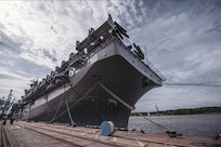 The Wasp-class amphibious assault ship USS Kearsarge (LHD 3) pulls into port in Klaipėda, Lithuania Aug. 20, 2022.