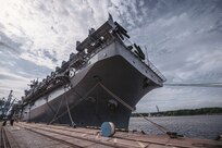 The Wasp-class amphibious assault ship USS Kearsarge (LHD 3) enters port in Klaipėda, Lithuania for a scheduled port visit, Aug. 20, 2022.