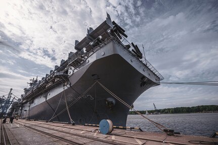 The Wasp-class amphibious assault ship USS Kearsarge (LHD 3) enters port in Klaipėda, Lithuania for a scheduled port visit, Aug. 20, 2022.