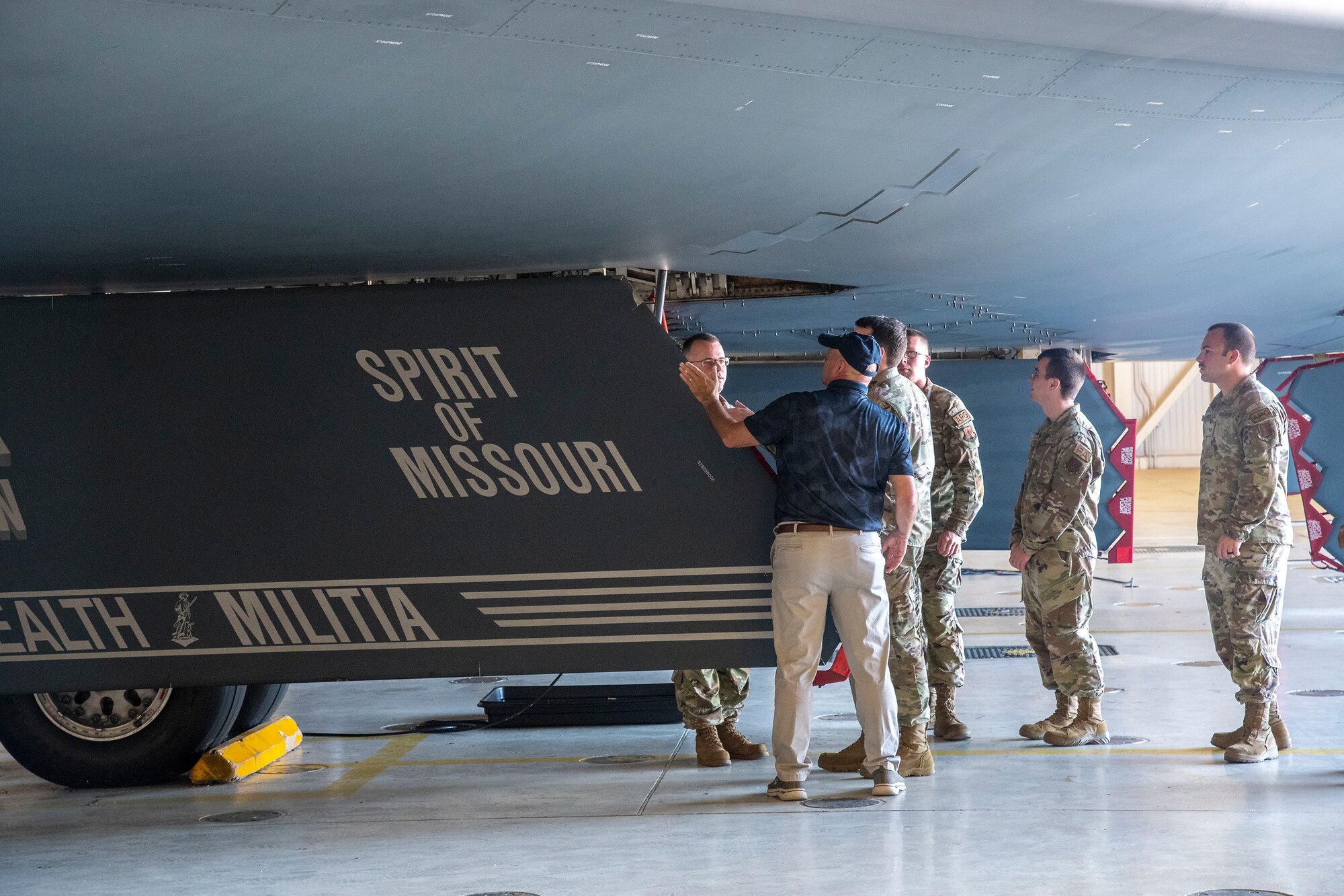 Former U.S. Air Force Master Sgt. Kieth Meadows talks shop with 131st Bomb Wing crew chiefs during a visit to Whiteman Air Force Base, Missouri, Aug. 10, 2022. Meadows was the first dedicated crew chief for B-2 Spirit stealth bomber number 80329, the Spirit of Missouri, from 1991-1996, and met with the aircraft’s current maintenance team during his visit. (U.S. Air National Guard photo by Master Sgt. John Hillier)