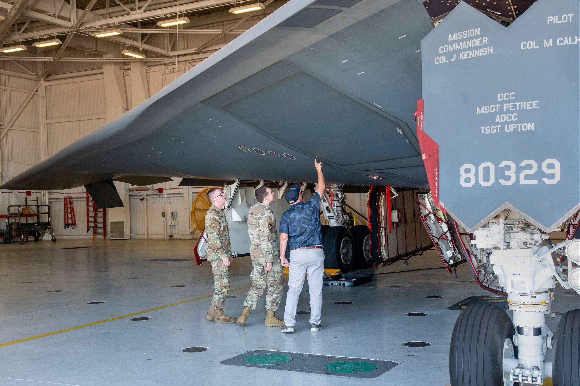 Former U.S. Air Force Master Sgt. Kieth Meadows talks shop with 131st Bomb Wing crew chiefs during a visit to Whiteman Air Force Base, Missouri, Aug. 10, 2022. Meadows was the first dedicated crew chief for B-2 Spirit stealth bomber number 80-329, the Spirit of Missouri, from 1991-1996, and met with the aircraft’s current maintenance team during his visit. (U.S. Air National Guard photo by Master Sgt. John Hillier)