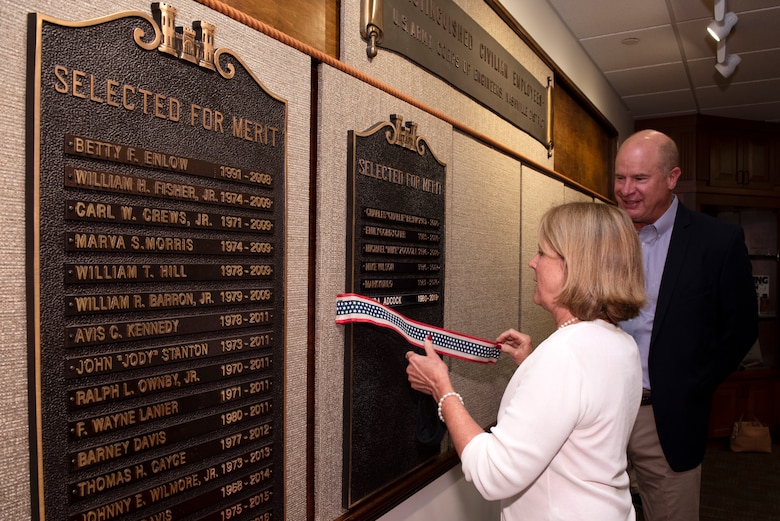 Retiree Linda Adcock and her husband Ricky unveil her nameplate during a ceremony Aug. 22, 2022, at the U.S. Army Corps of Engineers Nashville District Headquarters recognizing exceptional achievements over the span of 38 years of federal service resulting in her selection for the 2022 Distinguished Civilian Employee Recognition Award. (USACE Photo by Lee Roberts)