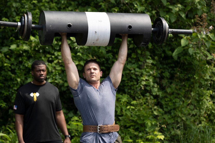 Soldier lifts the log press