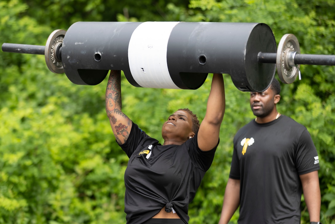 Soldier lifts the log press