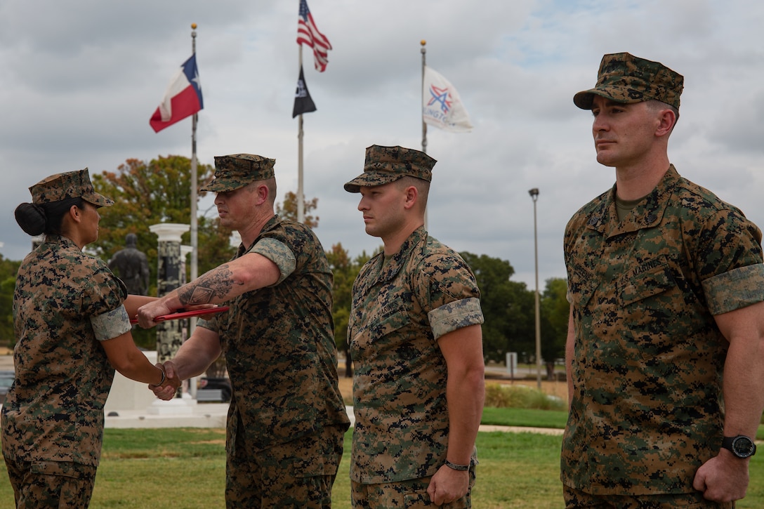 U.S. Marine Corps Maj. Natalie Lamb, the commanding officer of Recruiting Station Fort Worth, awards a Navy and Marie Corps Commendation Medal to Gunnery Sgt. Jamie Self, a career recruiter for Recruiting Substation Arlington, during an award ceremony in Fort Worth, Texas, Aug. 18, 2022. U.S. Marine Corps Staff Sgt. Dalmon Moseley, Staff Sgt. Dylan Greene, and Self each earned a Navy and Marine Corps Commendation Medal for saving the life of a man wounded in a shooting in Arlington, Texas, Feb. 5, 2022.