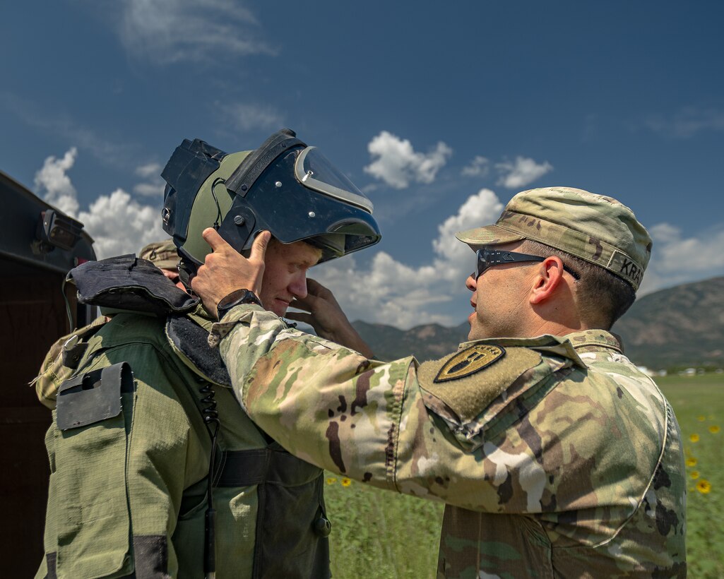 EOD technicians demonstrate lifesaving skills at U.S. Army recruiting event on Fort Carson