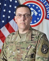 Soldier in front of United States and Army Recruiting flags