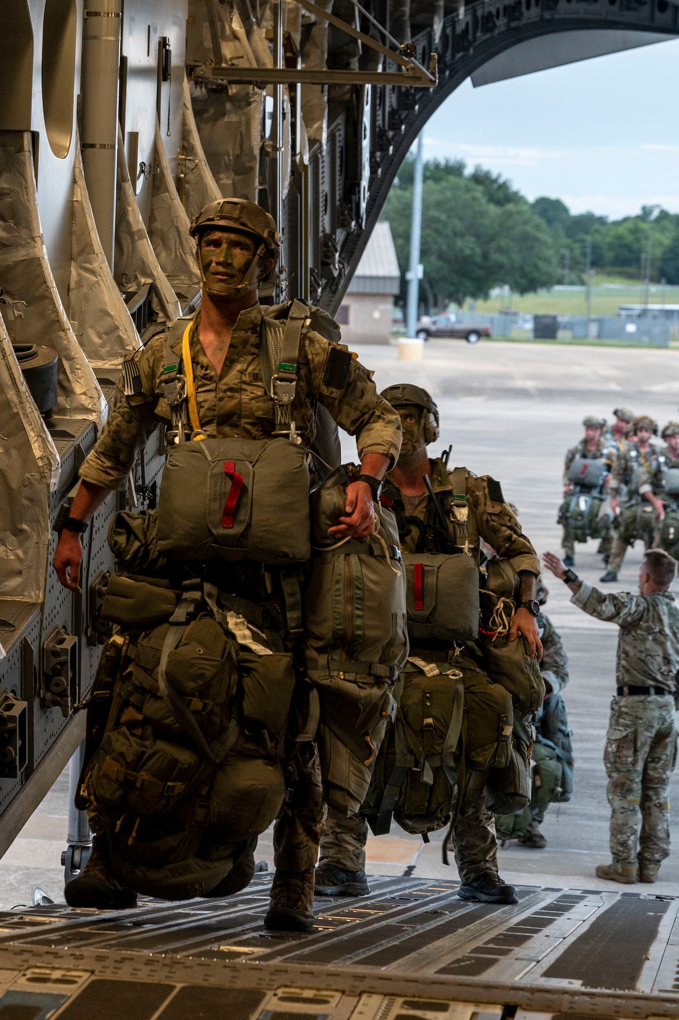 Army soldiers board a C-17 Globemaster III