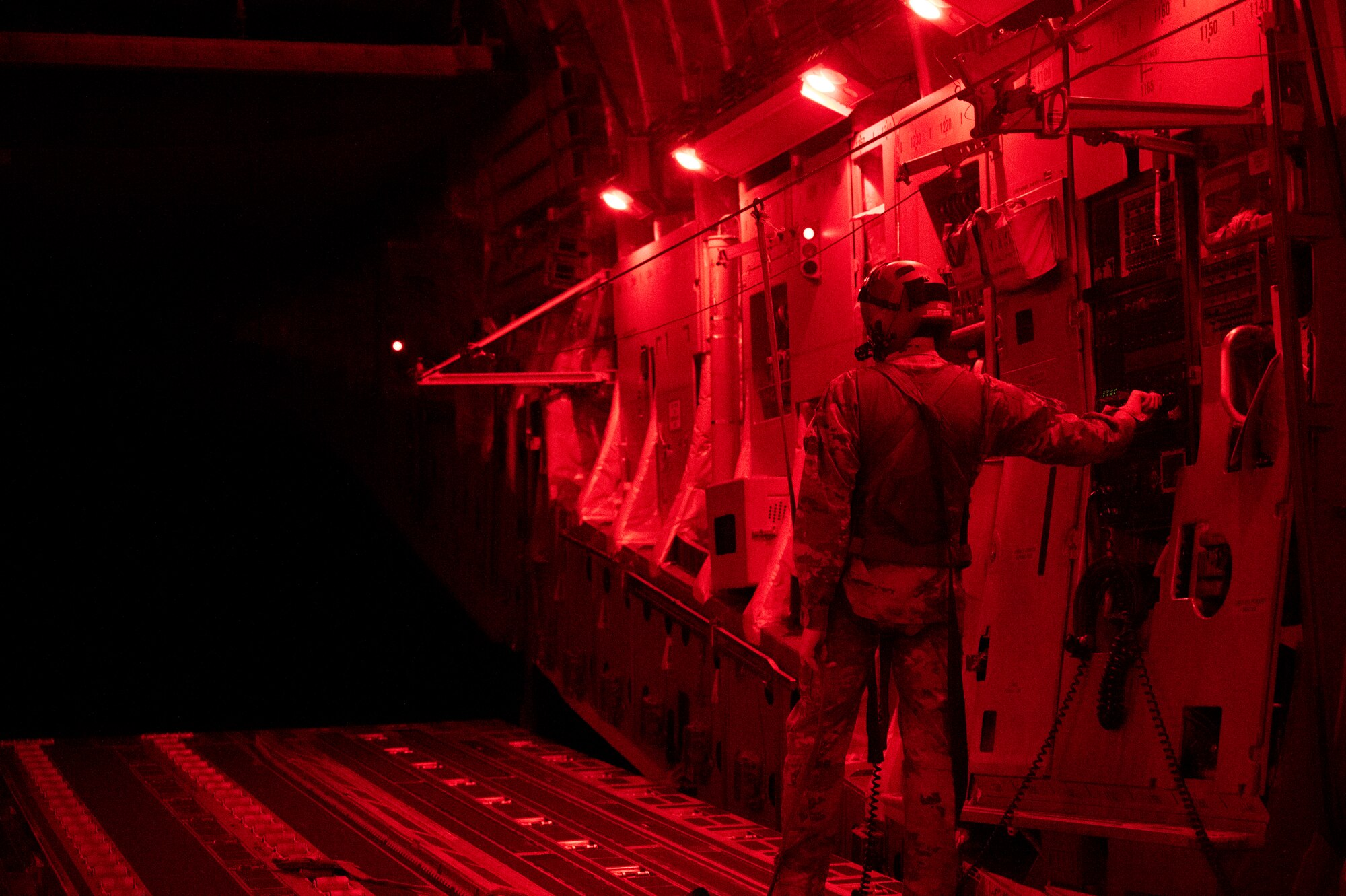 A loadmaster closes the hangar of a C-17 Globemaster III.