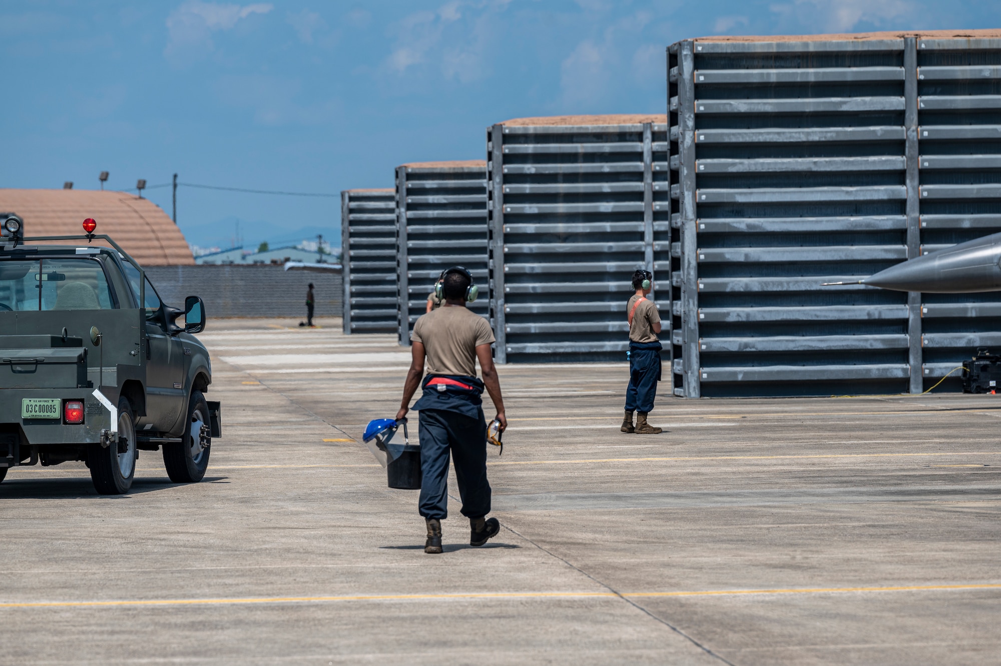 Airmen assigned to the 36th Fighter Generation Squadron perform pre-launch procedures with F-16 Fighting Falcon pilots during a training sortie at Gwangju Air Base, Republic of Korea, Aug. 18, 2022.