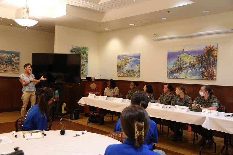 金城学院大学（愛知県名古屋市）国際情報学部・磯野正典博士ゼミの学生１１名がキャンプ・フォスターを訪れパネルディスカッションを行いました。
金城学院大学が女子大学ということもあり、海兵隊や海軍から女性隊員がパネリストとして今回選ばれました。パネリストの職種は海軍病院で勤務する神経内科の軍医、精神科の軍医、第５航空・艦砲射撃連絡中隊（ANGLICO）の大尉や海軍のC-12機のパイロットなど多岐に渡りました。