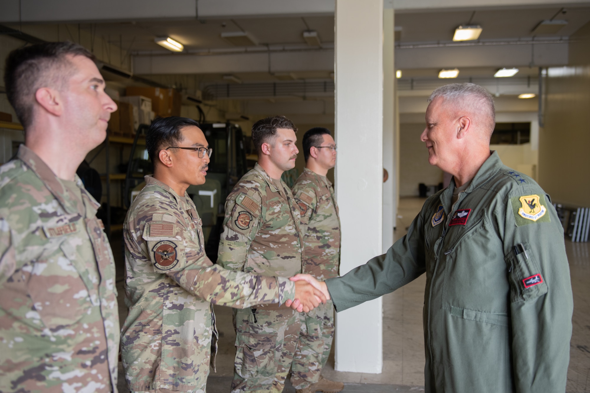 A USAF general shakes hands with an Airman