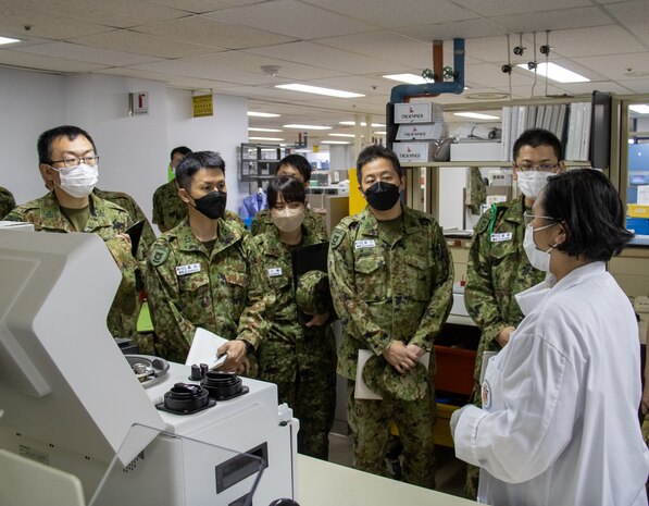 NMRTC Yokosuka Sailor discusses various features of the Laboratory Clinic at NMRTC Yokosuka with JGSDF Medical Service School members.