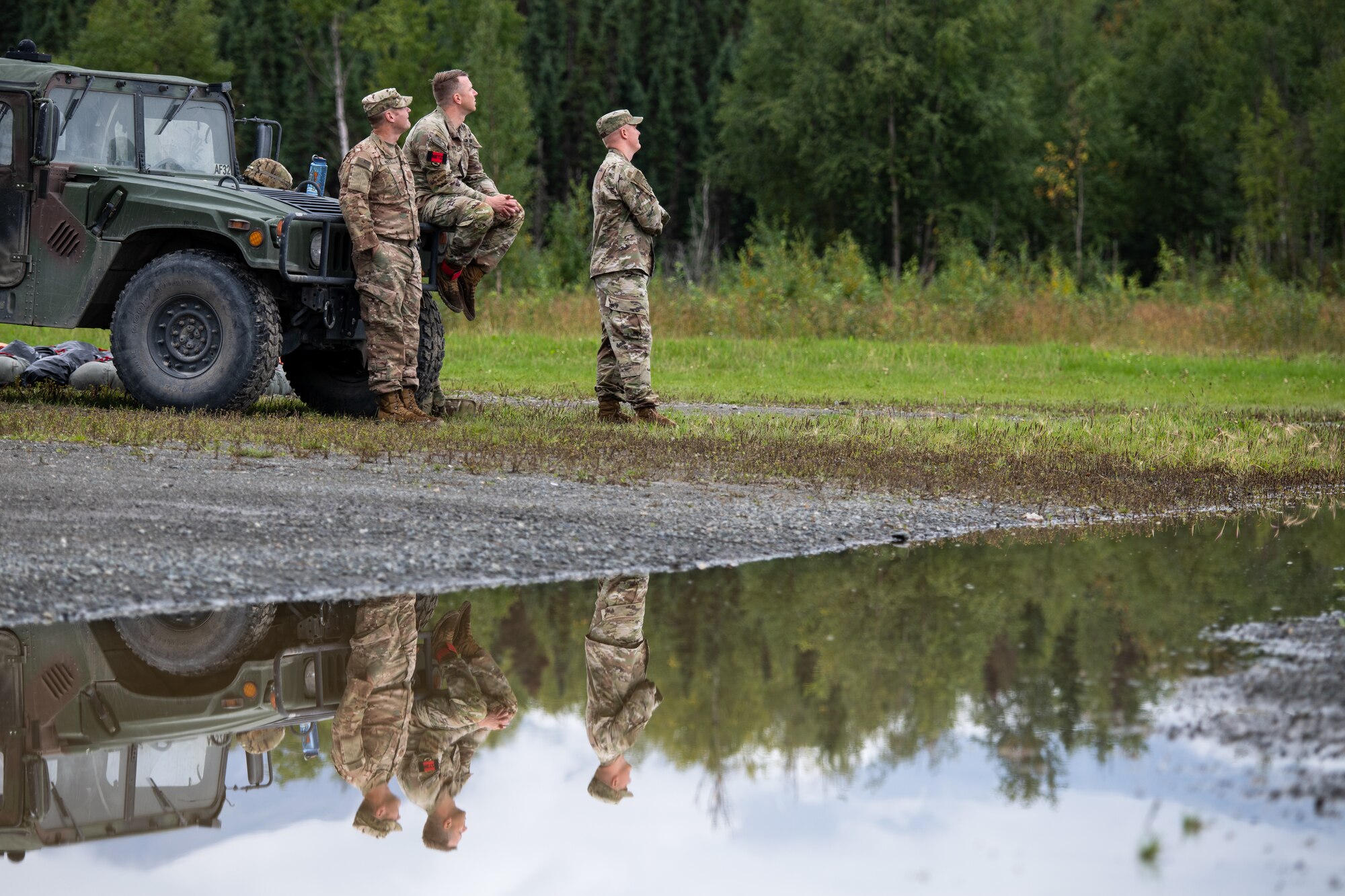 Soldiers observe airborne operations.