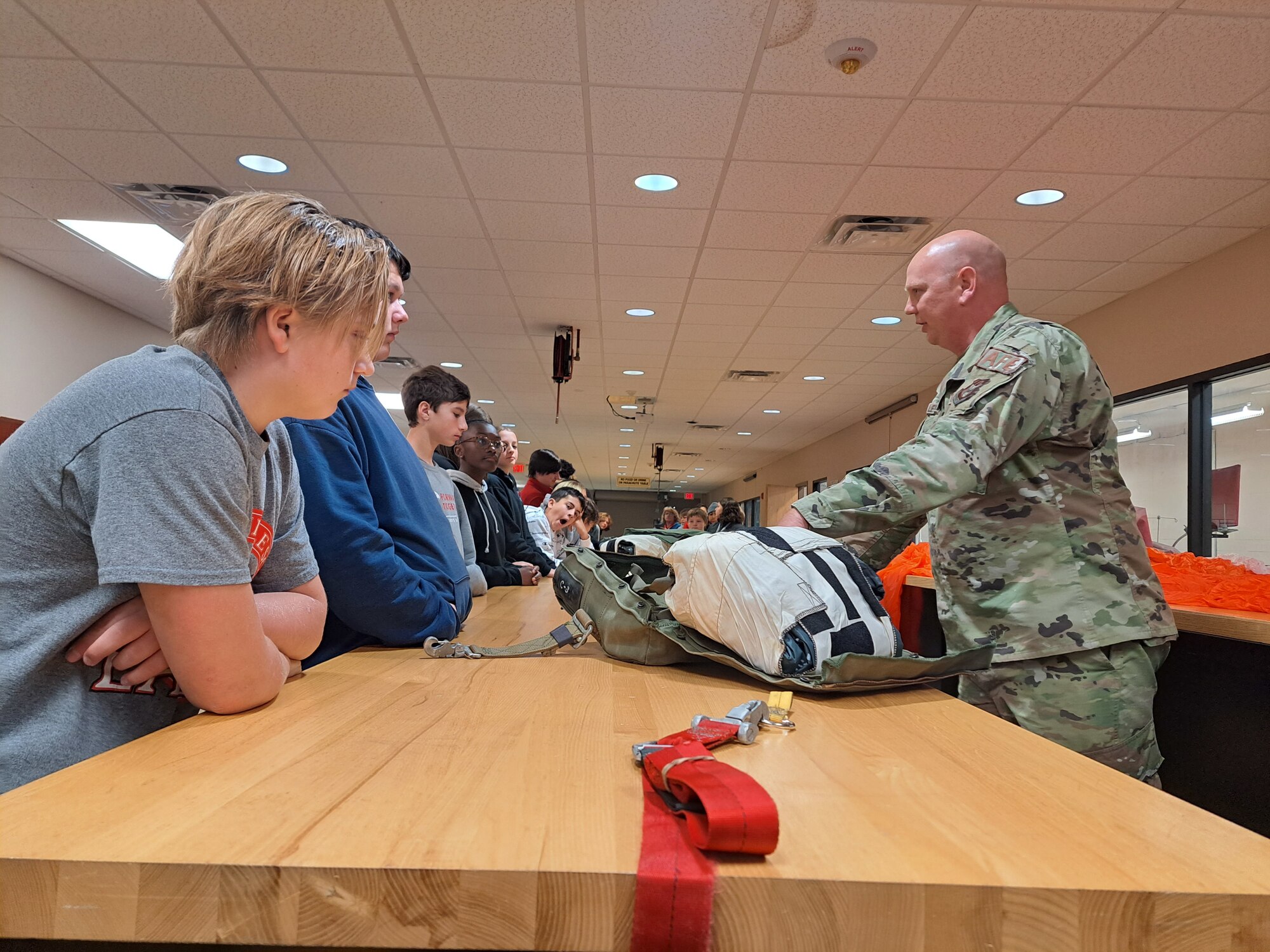 Stuents watch an Airman at work