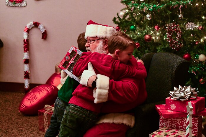 A child decorates a cookie at the Hearts Apart event at the Recce Point Club on Beale Air Force Base, Calif. on Dec. 1, 2022.