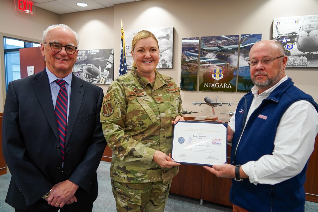 Commander presents award