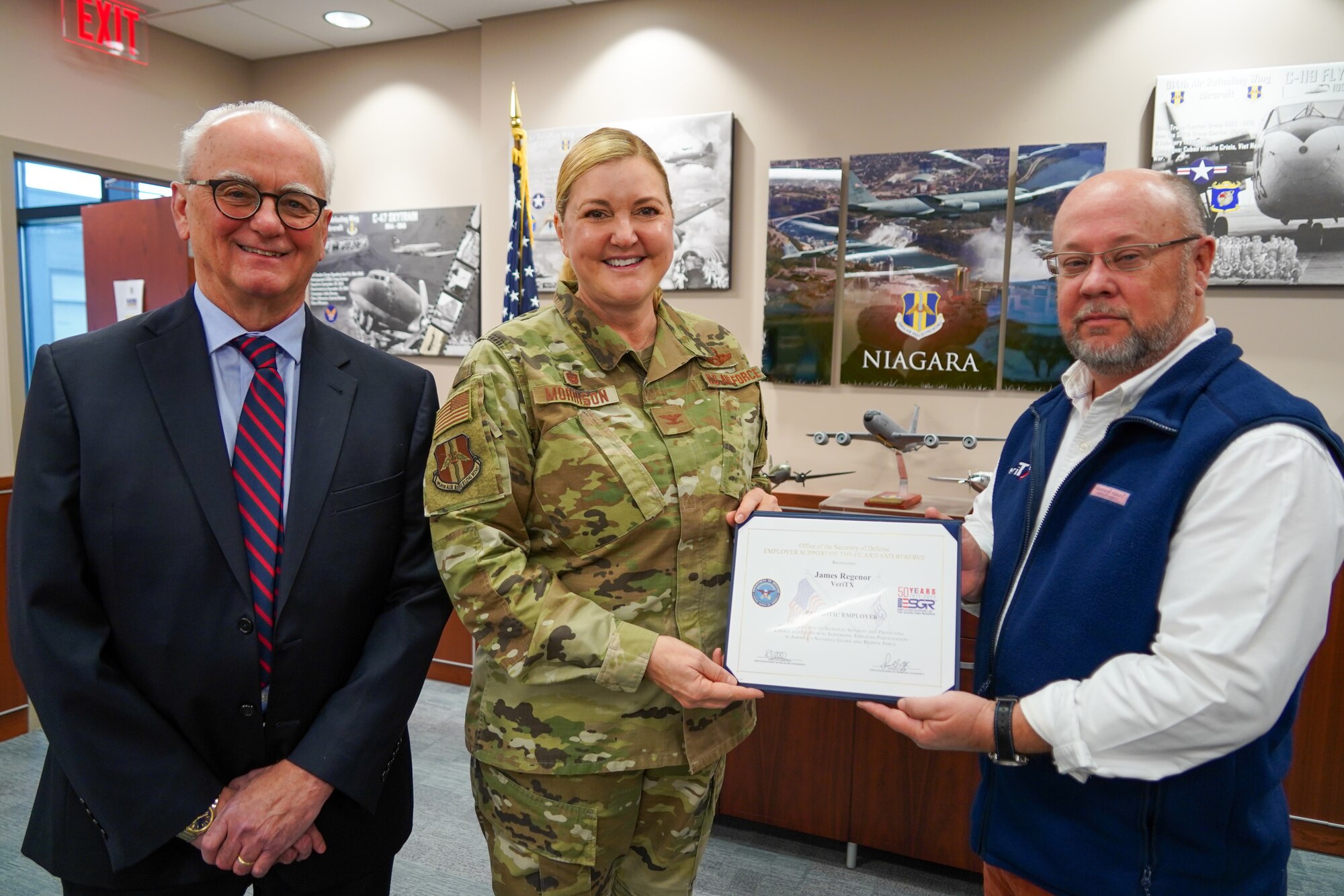 Commander presents award