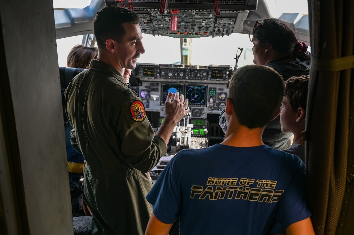 Aliamanu Middle School visits JBPHH > 15th Wing > Article Display