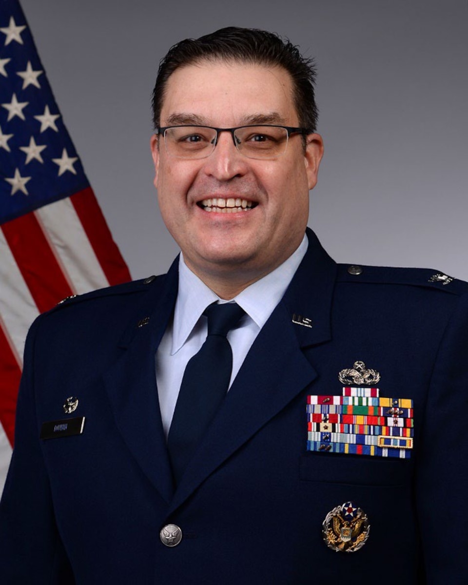 An official photo of Col. Aaron M. Dunn.