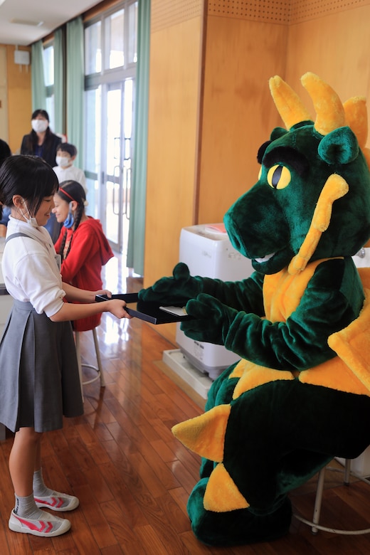クバサキ高校の士官候補の訓練生が自分たちが集めた沢山のおもちゃを持って北谷町立浜川小学校に訪問し、異文化交流を行いました。